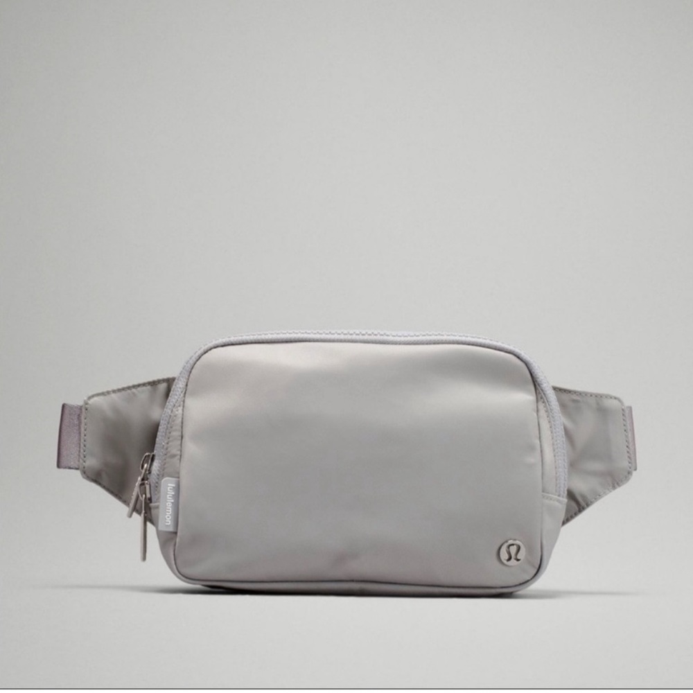 Lululemon Everywhere Belt Bag Large NWT in Silver.